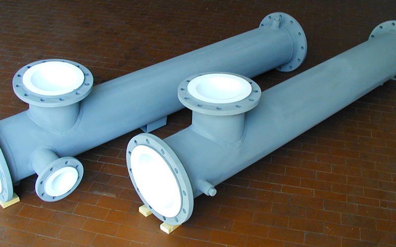 What is the difference between PTFE lined pipe and rubber lined pipe?